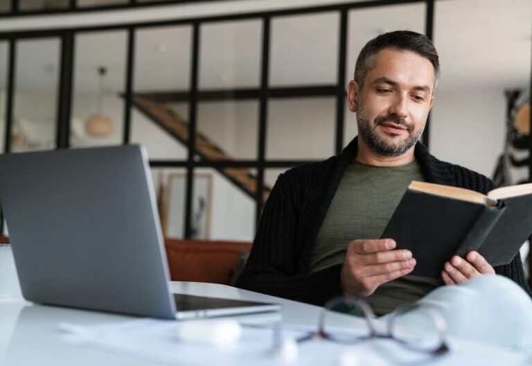 empreendedor de sucesso lendo um livro
