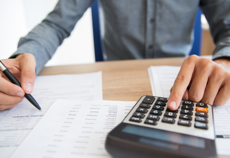 empreendedor fazendo contas antes de abrir seu próprio negócio