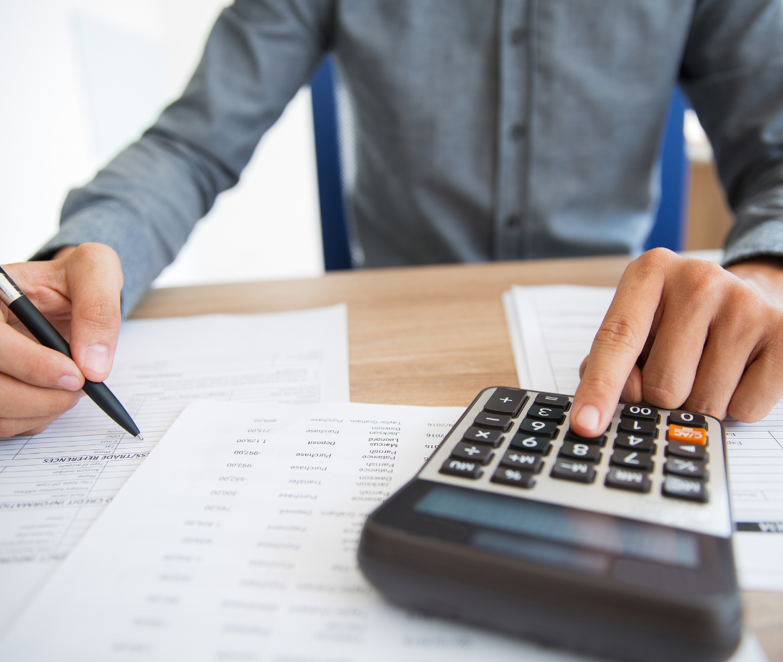 empreendedor fazendo contas antes de abrir seu próprio negócio