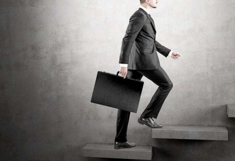 homem subindo escada representando um negócio escalável