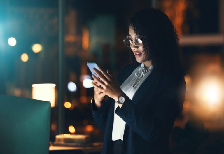 Empreendedora verificando a Conta Digital Pessoa Jurídica da sua empresa usando o smartphone.