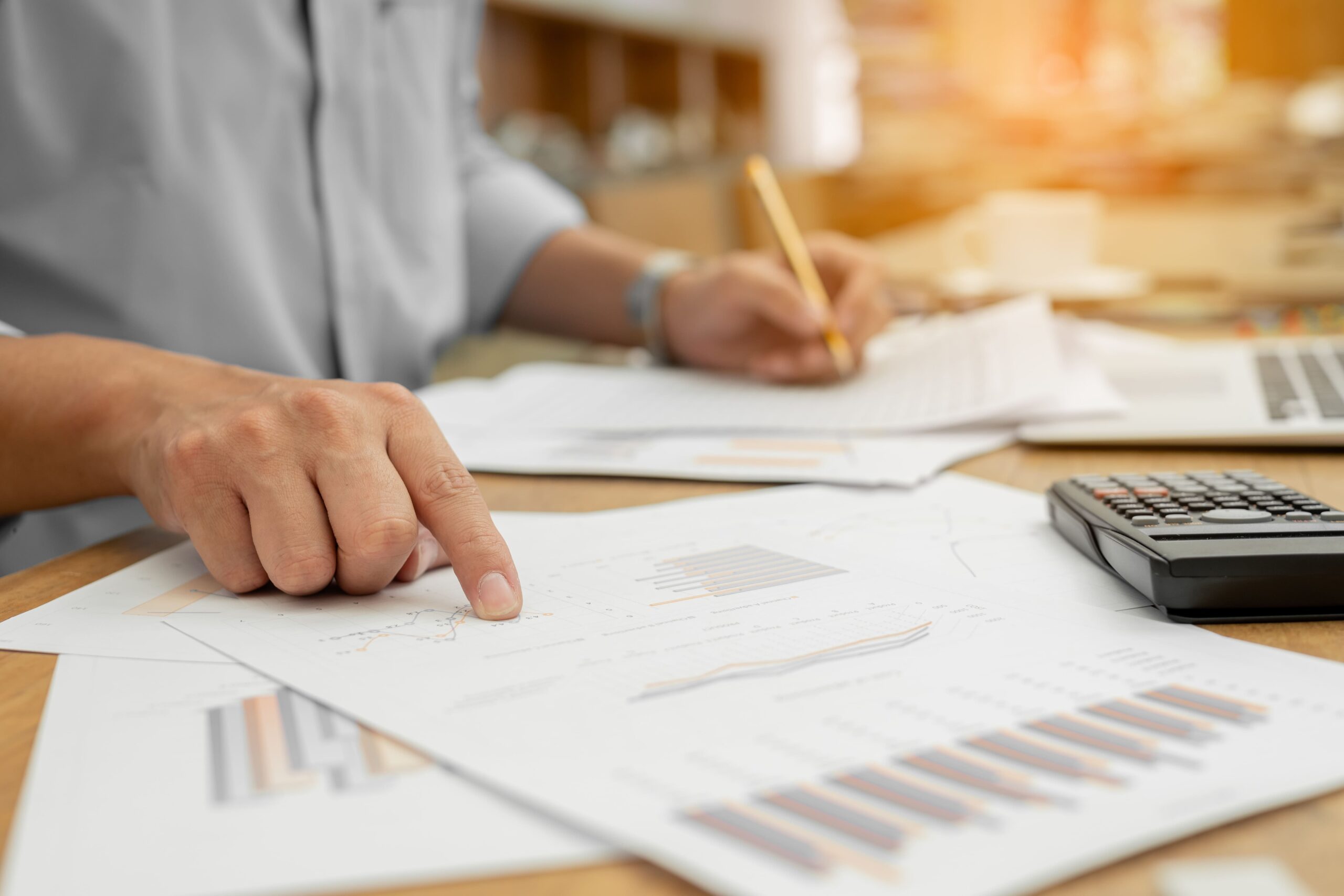 empresário calculando seus recebíveis