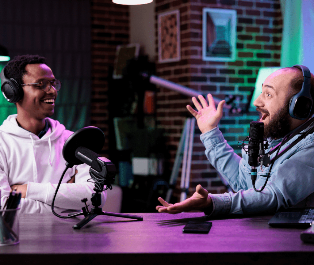 dois homens conversando em um podcasts sobre empreendedorismo