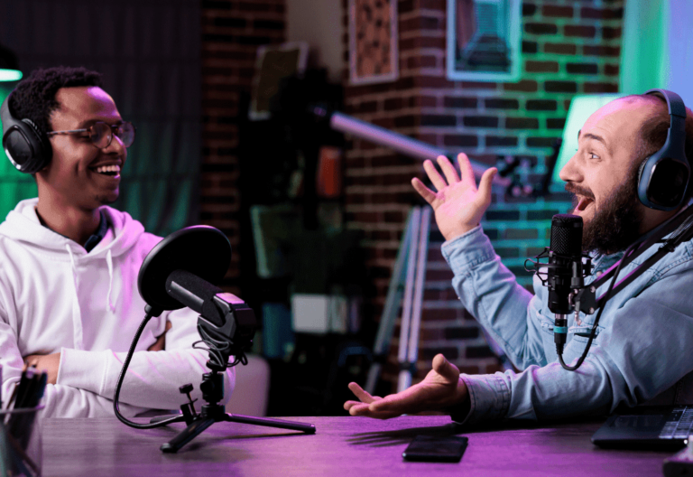 dois homens conversando em um podcasts sobre empreendedorismo