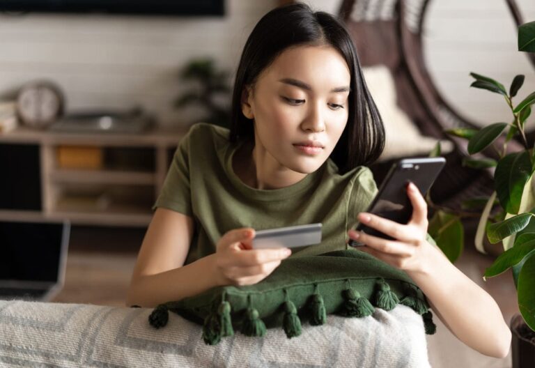 mulher realizando compras em uma plataforma de social commerce