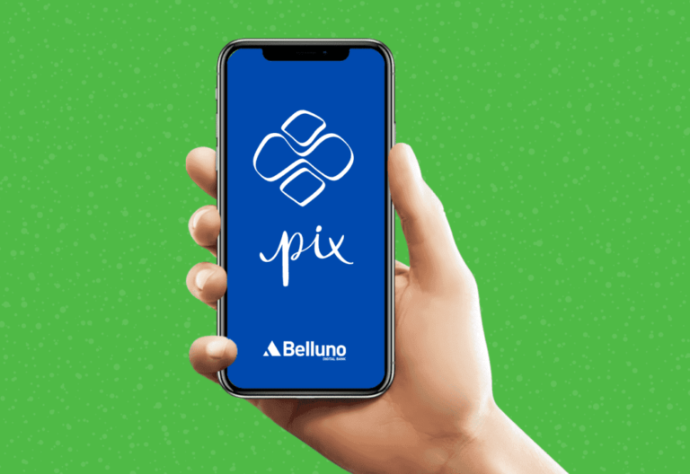 celular com pix cobrança do Belluno Digital em destaque na tela