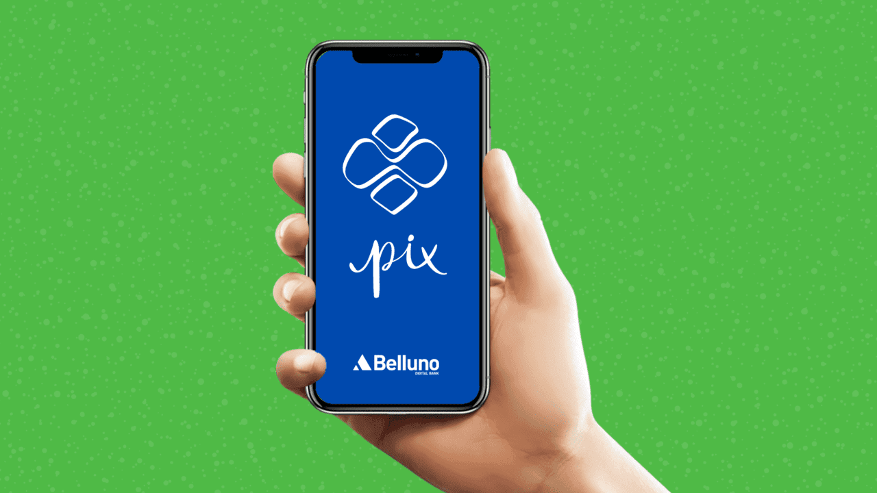 celular com pix cobrança do Belluno Digital em destaque na tela