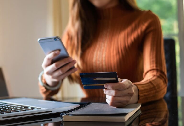 pessoa realizando pagamento via cartão de crédito no gateway de pagamento de um e-commerce.