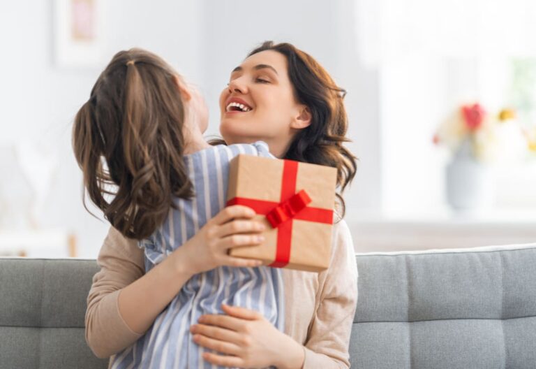 filha entregando presente de Dia das Mães para sua mamãe