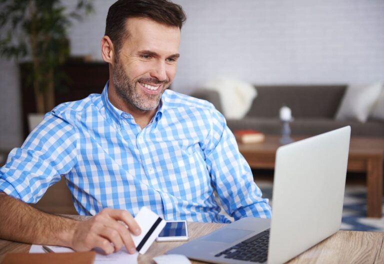 empreendedor fazendo um pagamento com seu cartão de crédito por meio de um link de pagamento