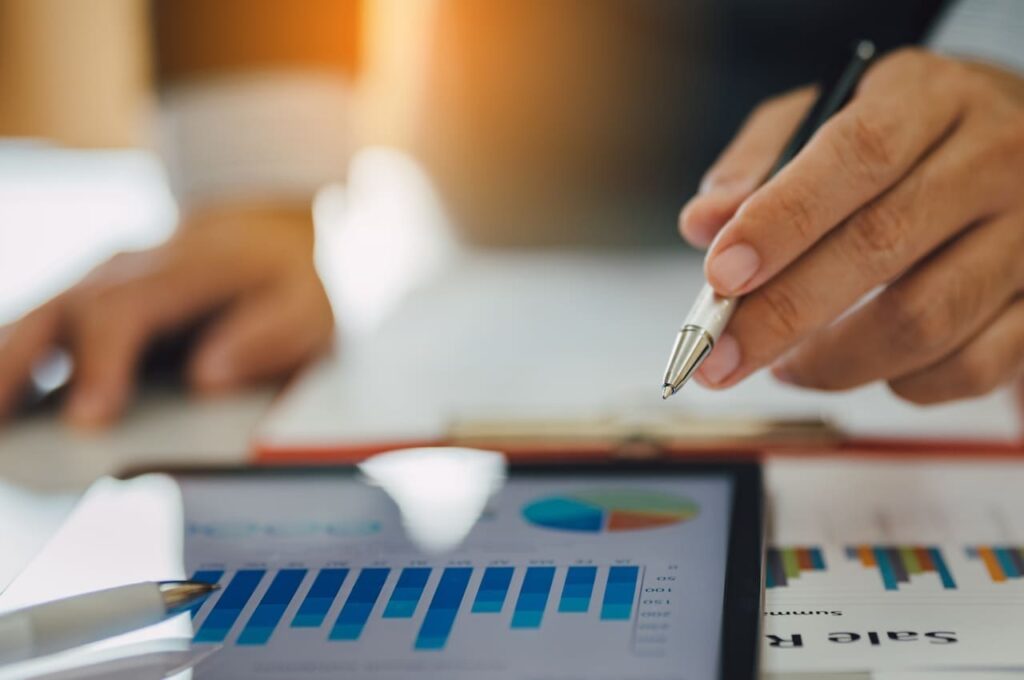 gestor financeiro construindo o borderô de uma operação de antecipação de duplicatas