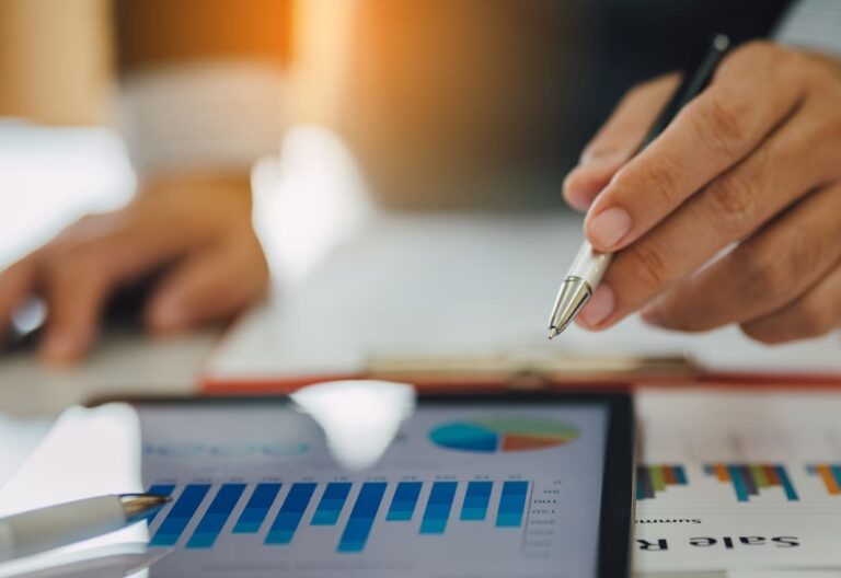 gestor financeiro construindo o borderô de uma operação de antecipação de duplicatas