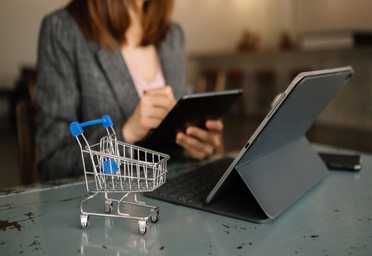 cliente de um e-commerce finalizando sua compra em uma interface de checkout transparente.