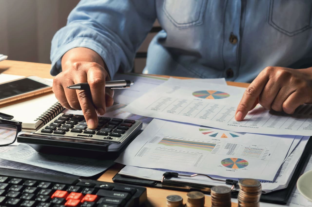 empreendedor analisando como fazer uma gestão eficaz do fluxo de caixa da empresa para fazer antecipação de recebíveis