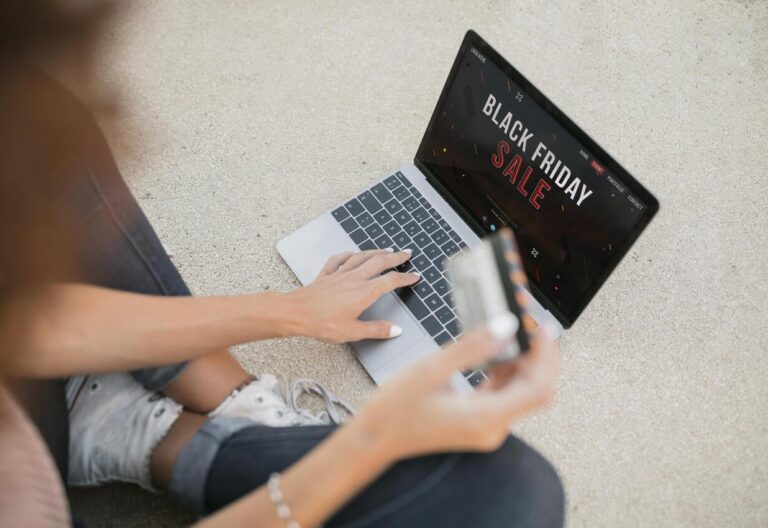 Consumidor utilizando diferentes meios de pagamento para fazer compras da Black Friday 2023.