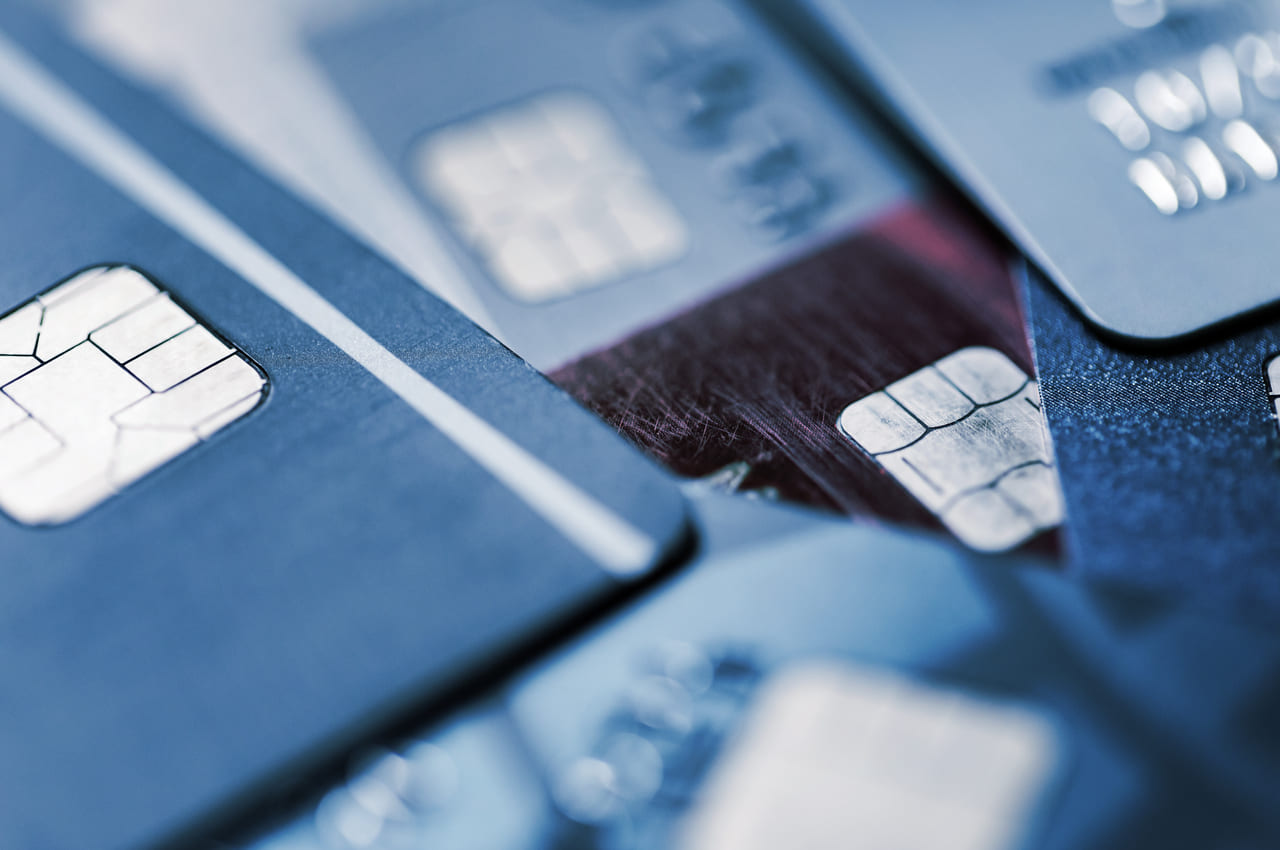 Vários cartões de crédito como meio de pagamento preferido na Black Friday 2023.