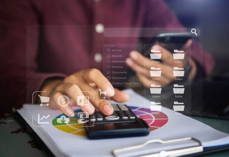 empreendedor fazendo a análise do fluxo de caixa da sua empresa para uma melhor gestão