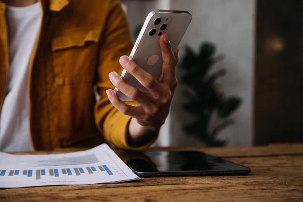 Empreendedor fazendo transação financeira usando uma Conta Digital PJ