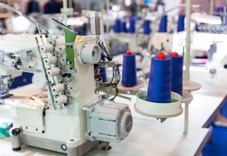 Imagem em “close fechado” de uma indústria têxtil que utiliza uma boa política de cobrança.