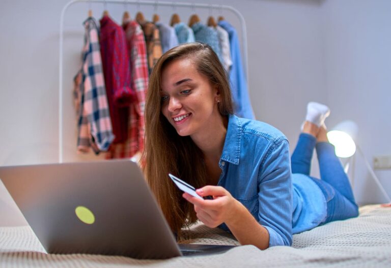 Mulher fazendo compras online e satisfeita com o atendimento ao cliente no e-commerce.