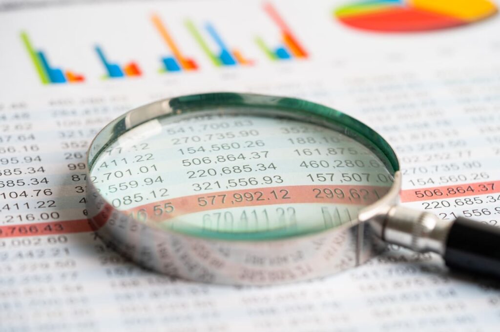 Gestor de uma indústria calculando o prazo médio de pagamento e prazo médio de recebimento.