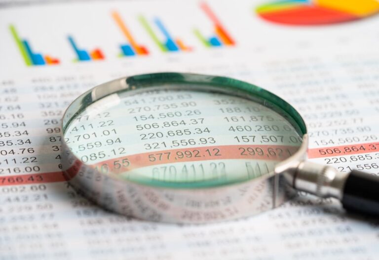 Gestor de uma indústria calculando o prazo médio de pagamento e prazo médio de recebimento.