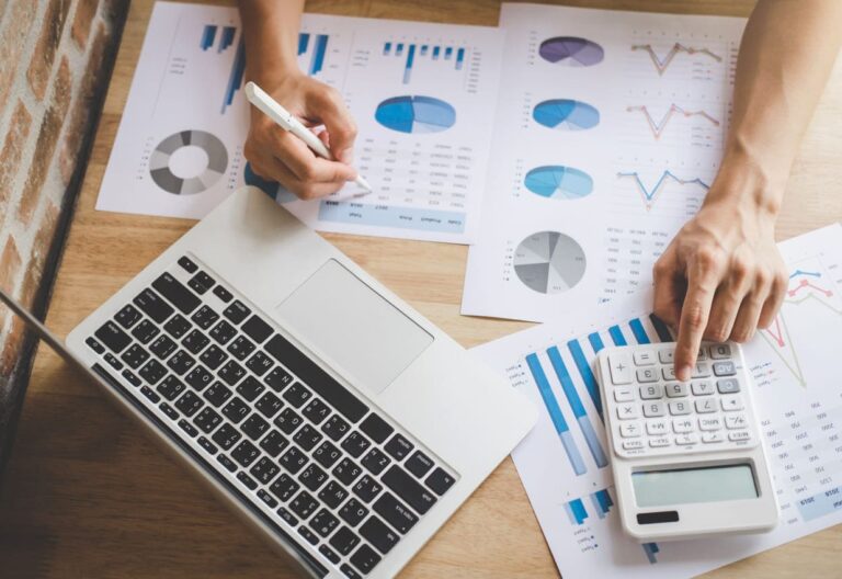 Empresário calculando os custos de uma operação de antecipação de recebíveis via FIDC.